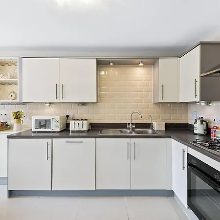 Radiant Retreat Ideal For Legoland, Windsor, & Lhr Slough Exterior photo