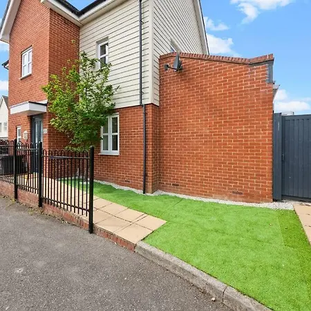 Radiant Retreat Ideal For Legoland, Windsor, & Lhr Slough Exterior photo