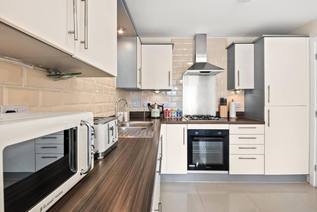 Radiant Retreat Ideal For Legoland, Windsor, & Lhr Casa vacanze Slough