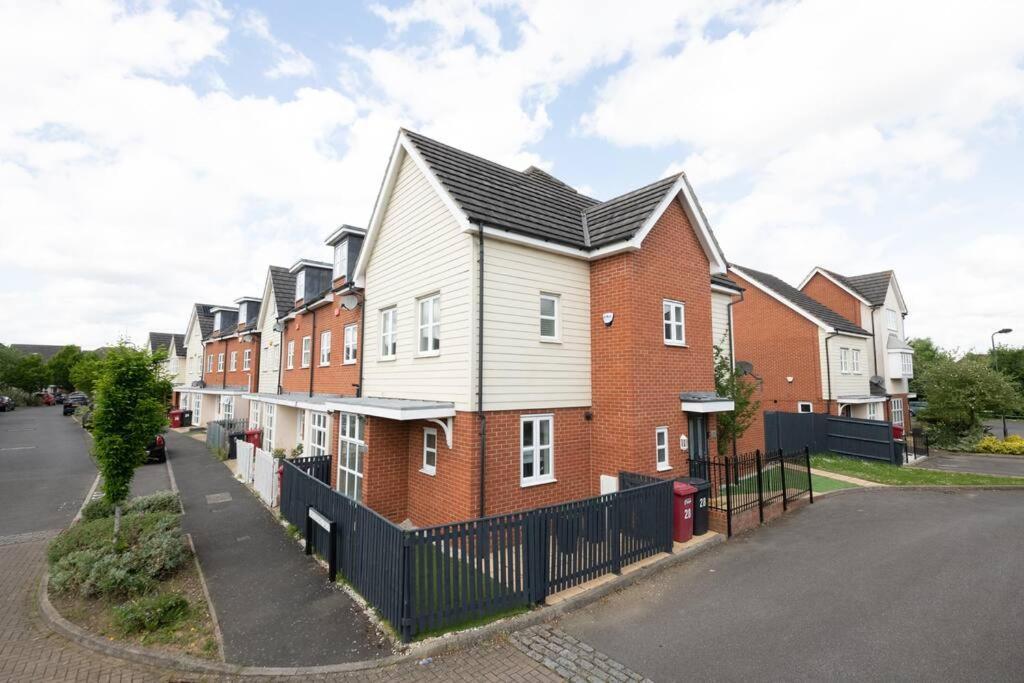 Radiant Retreat Ideal For Legoland, Windsor, & Lhr * Slough