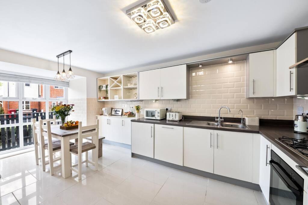 Radiant Retreat Ideal For Legoland, Windsor, & Lhr Holiday home *