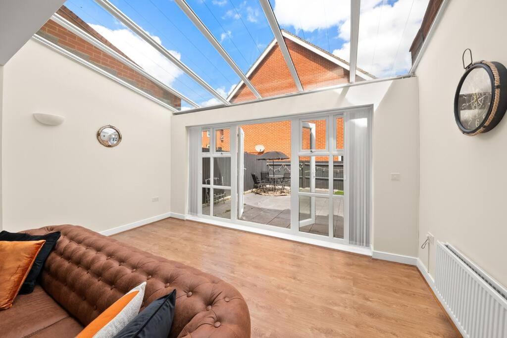 Radiant Retreat Ideal For Legoland, Windsor, & Lhr Holiday home *