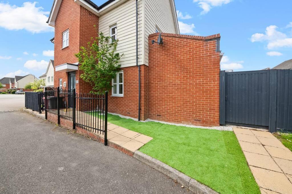 Radiant Retreat Ideal For Legoland, Windsor, & Lhr Holiday home *